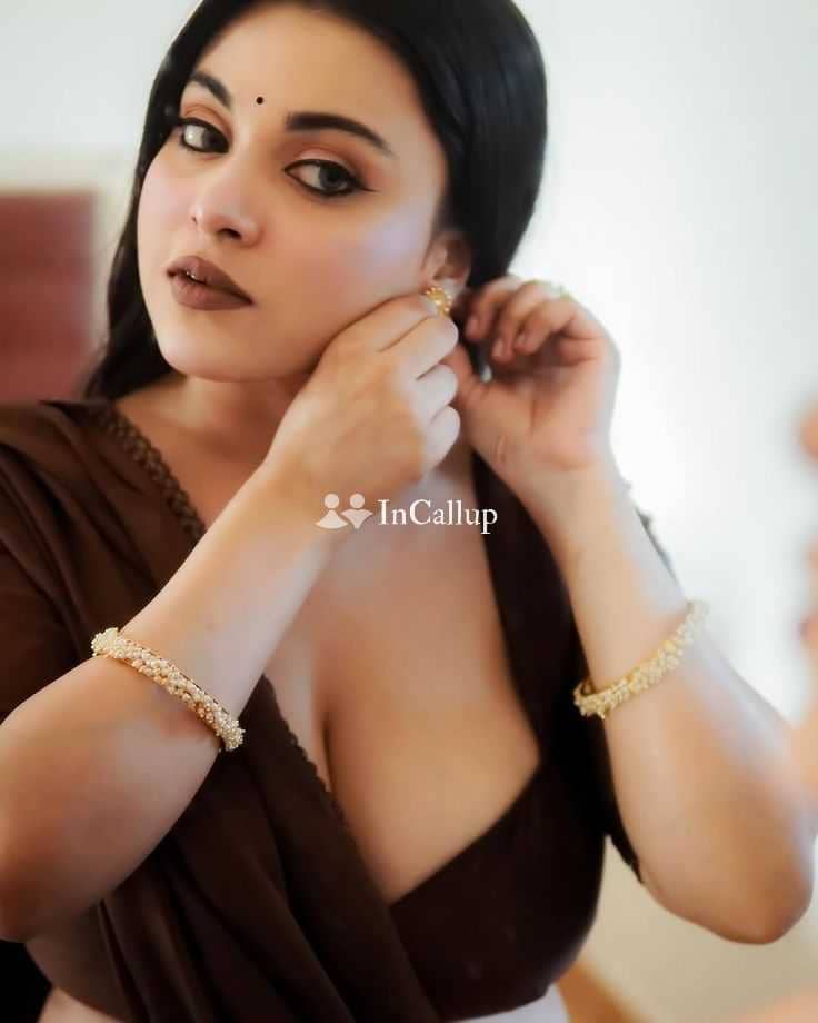 with black body type and black eyes based in akola available for incall known for being trustworthy - Call Girls in Akola
