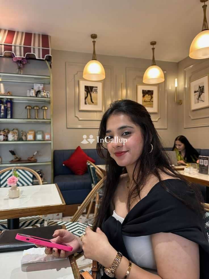 pretty black hair and black eyes known for being amorous available now trusted reliable service - Call Girls in Akola