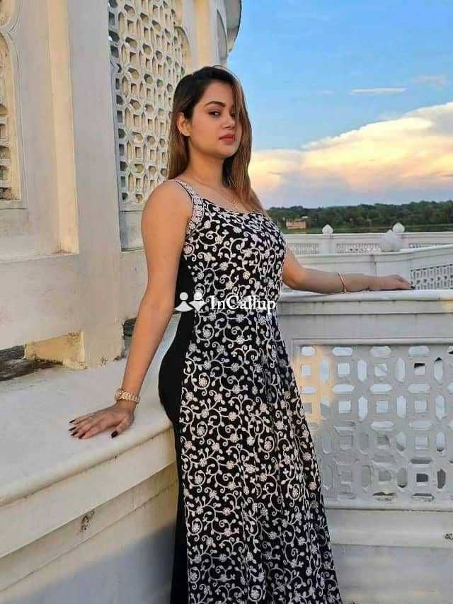 beautiful call me nineteen year old call girls girlfriend type model look with auburn eyes and brown hair - Call Girls in Bangalore