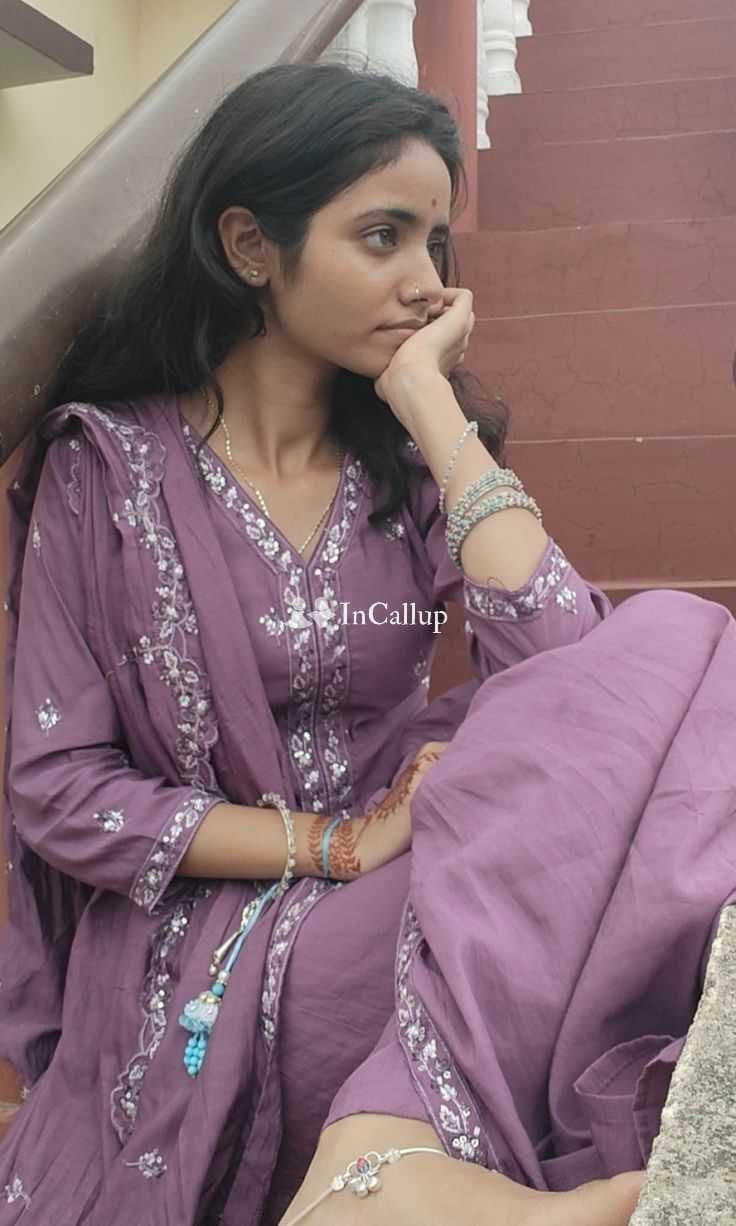 available for discreet meetings seductive black hair and brown eyes known for being attractive - Call Girls in Bhopal