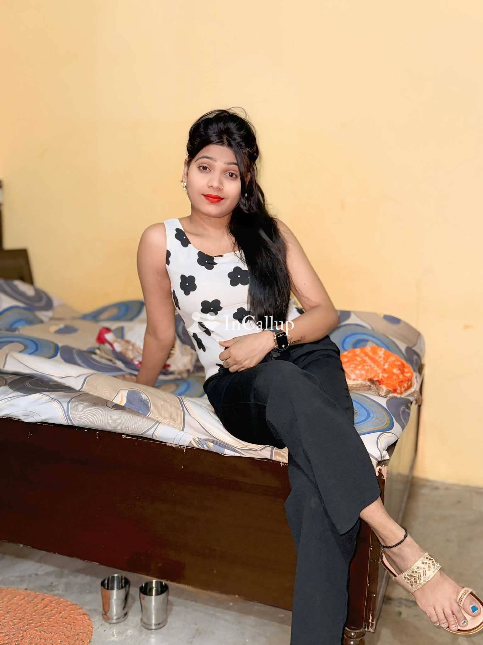 gorgeous escort in chapra bold black hair and brown eyes available now trusted reliable service - Call Girls in Chapra