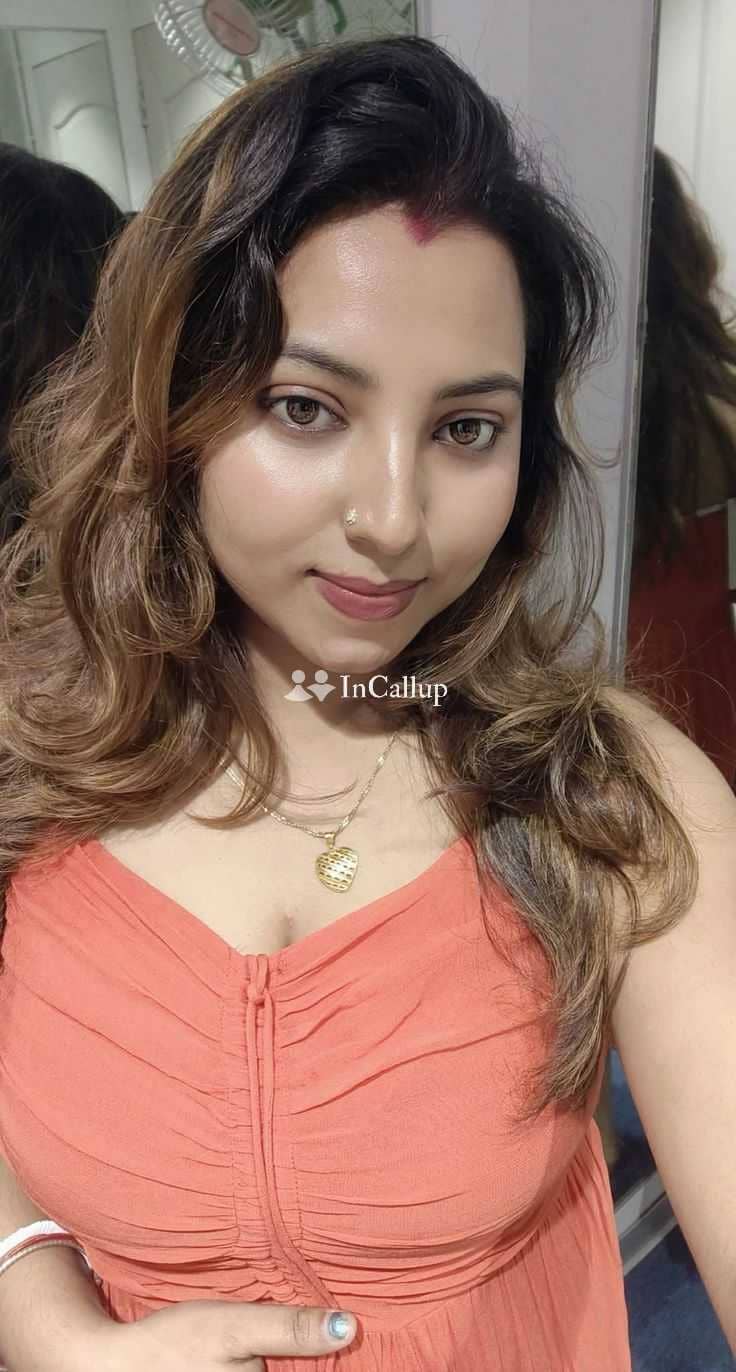 gorgeous smile and black hair lusty beautiful low price call girl twenty year old call girls girlfriend type - Call Girls in Chatra