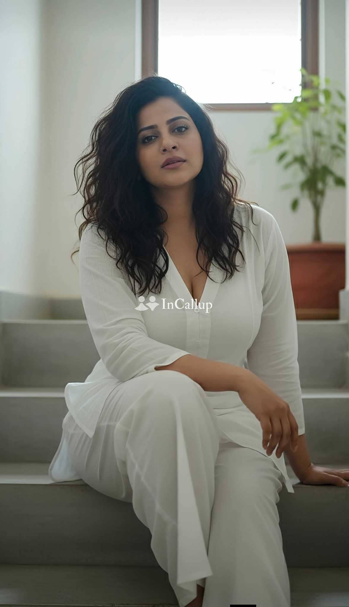 known for being classy pretty black hair and black eyes available for private dates - Call Girls in Chinsurah