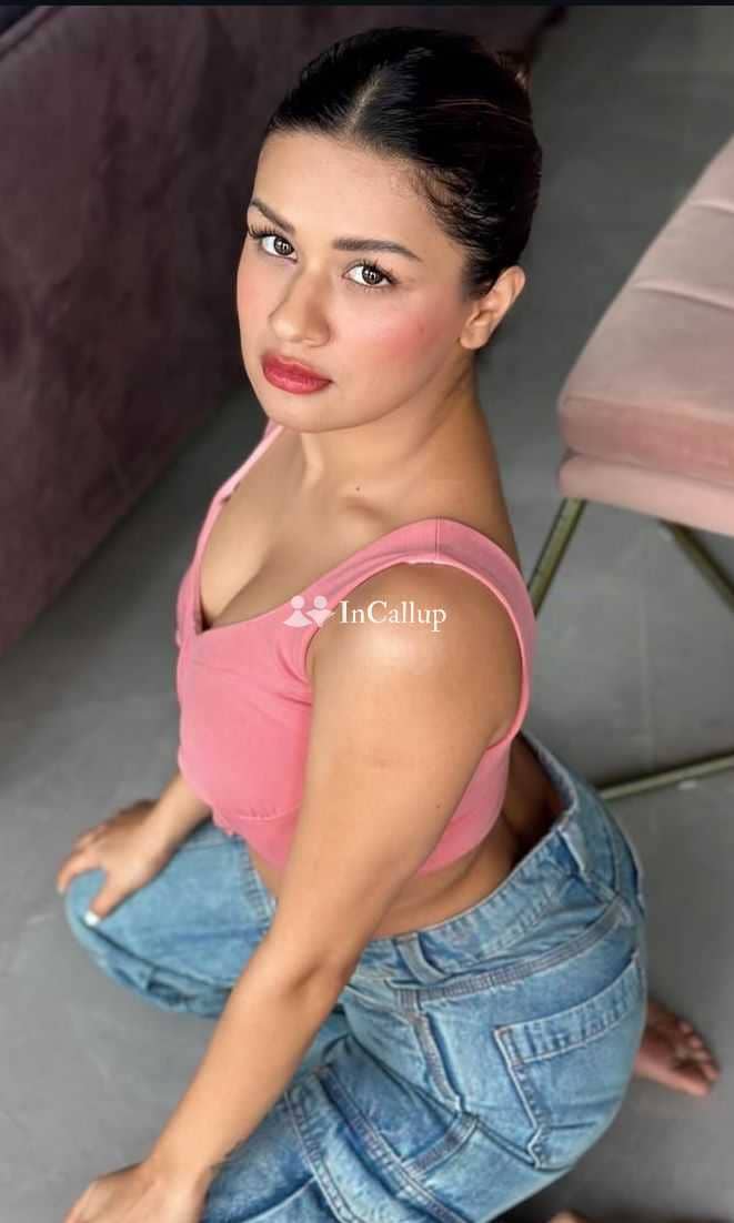 vibrant black hair and black eyes curvy available for both incall and outcall known for being cute - Call Girls in Chinsurah