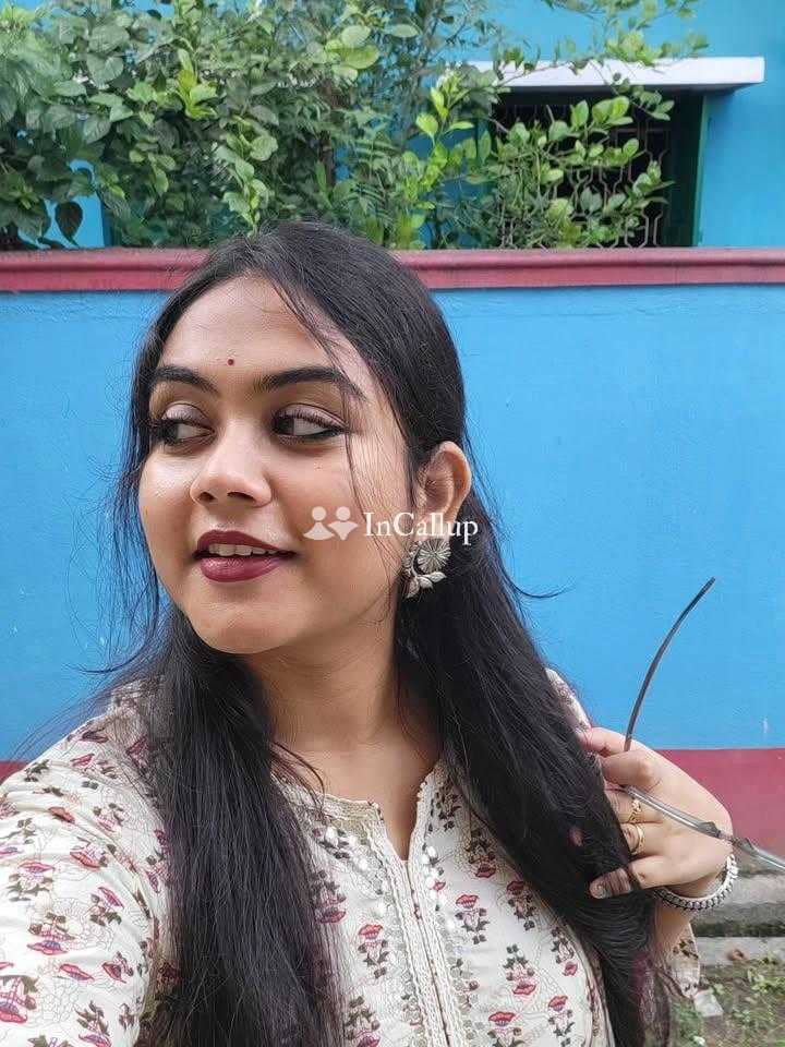 perfect black hair and brown eyes known for being warm available for business trip service - Call Girls in Durgapur