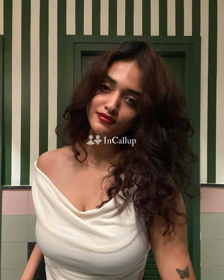 with slim body and brunette hair known for being sensual luxury mahi singh nineteen year old call girls model - Call Girls in Egra