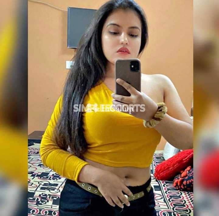 with black hair and black eyes specialized in position available for outcall known for being friendly - Call Girls in Gonda