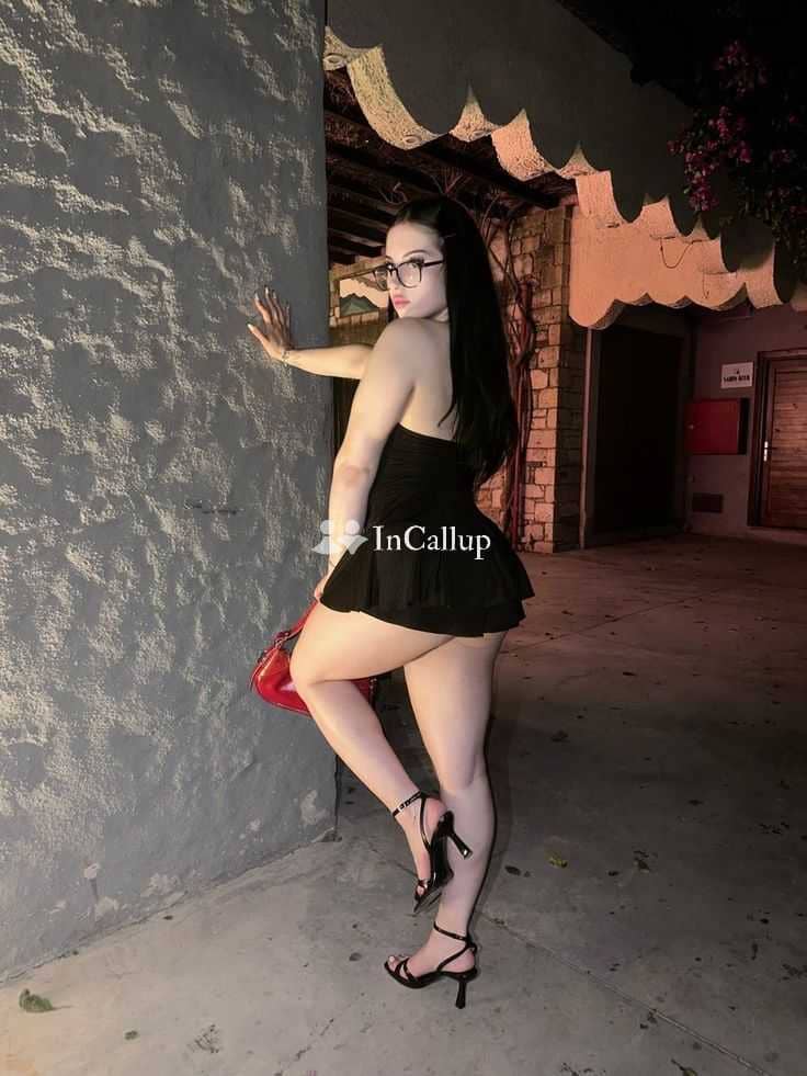 premium babe from gurugram available for home visits known for being playful feminine black hair and black eyes - Call Girls in Gurugram