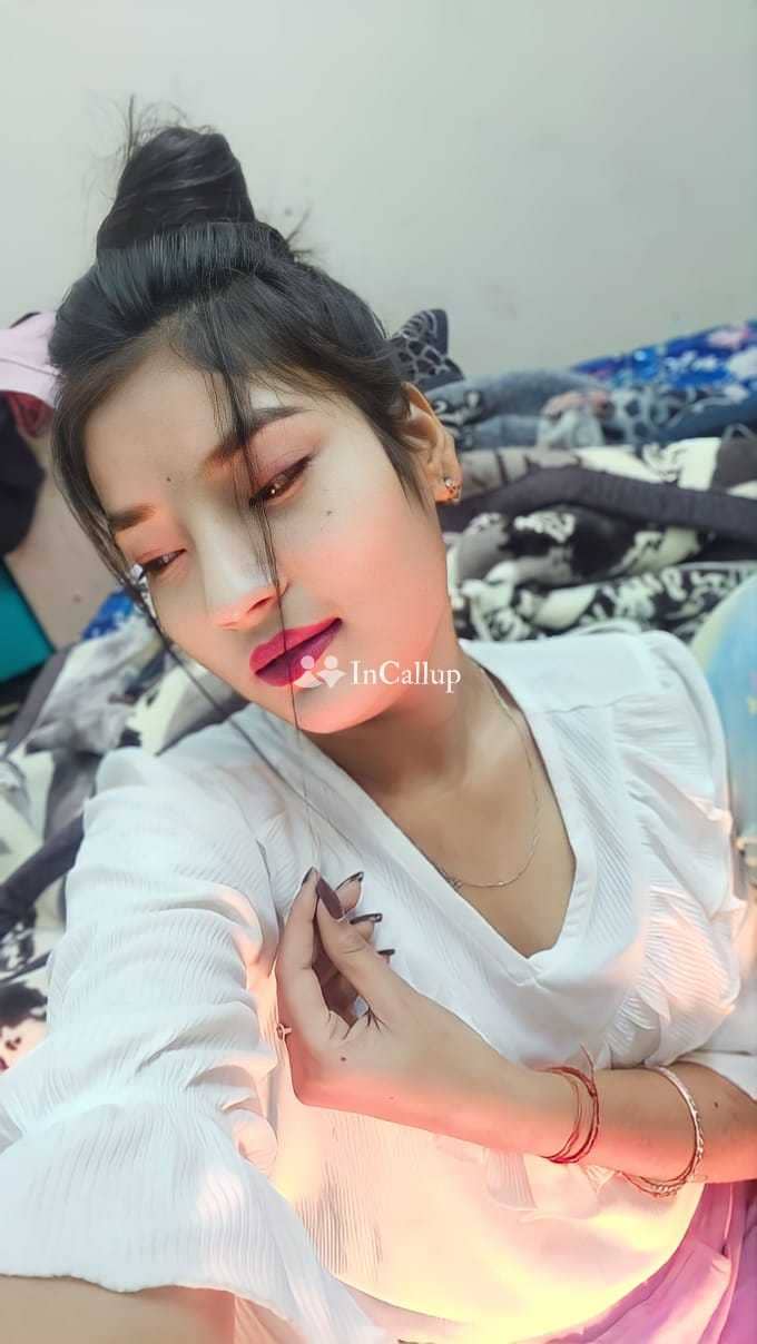 model look with black eyes and black hair escort girl from hubli sensual oral girlfriend experience threesome - Call Girls in Hubli