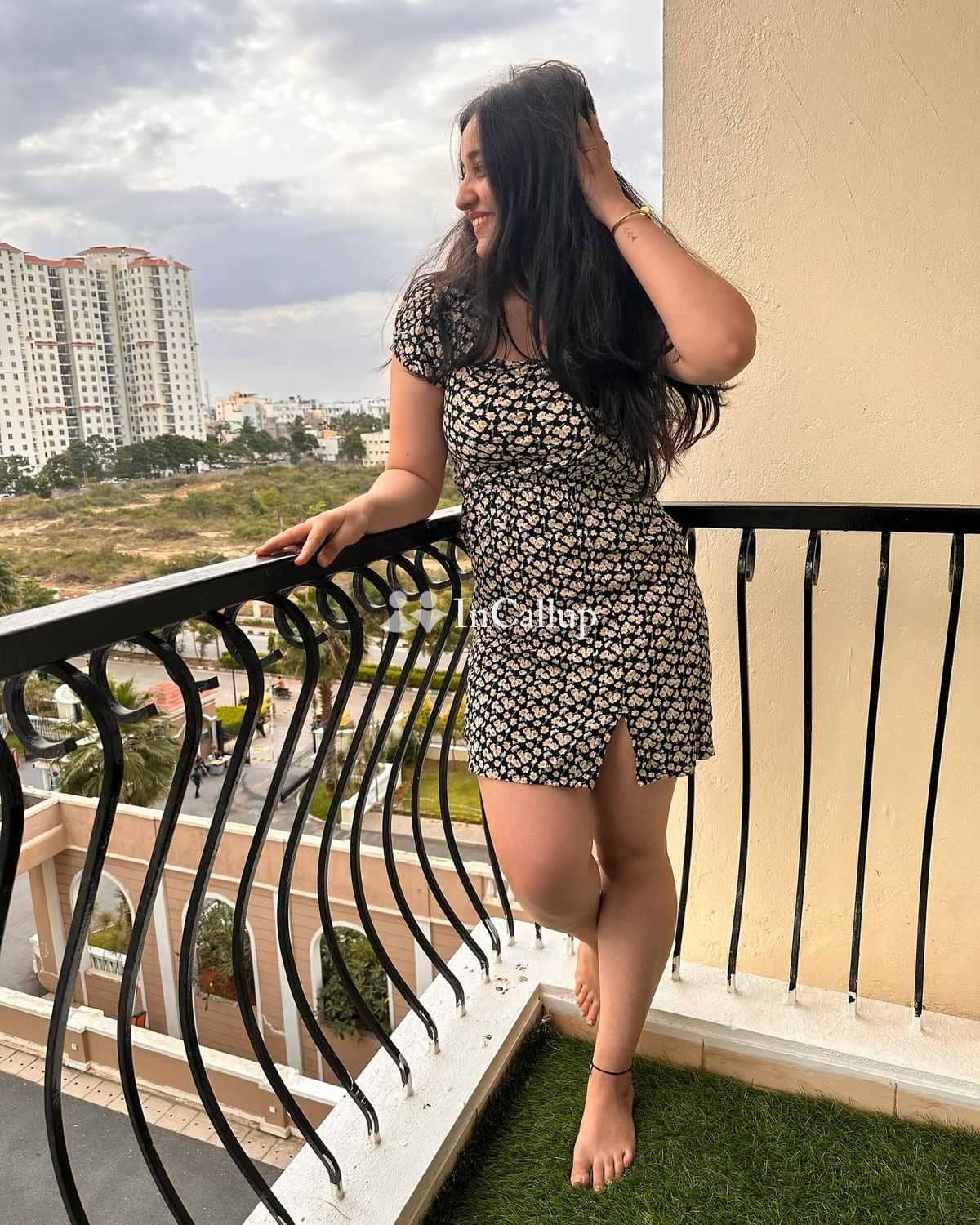 with slim body and black hair available for available anytime known for being professional - Call Girls in Krishnanagar