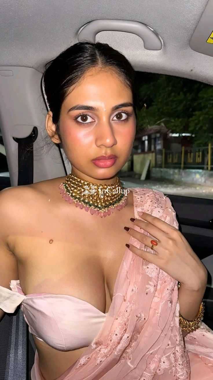 glamorous black hair and black eyes sexy maya nineteen years old call girls madhepura escort service - Call Girls in Madhepura