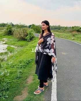 meet me in madhubani youthful brunette hair and black eyes known for being unique - Call Girls in Madhubani