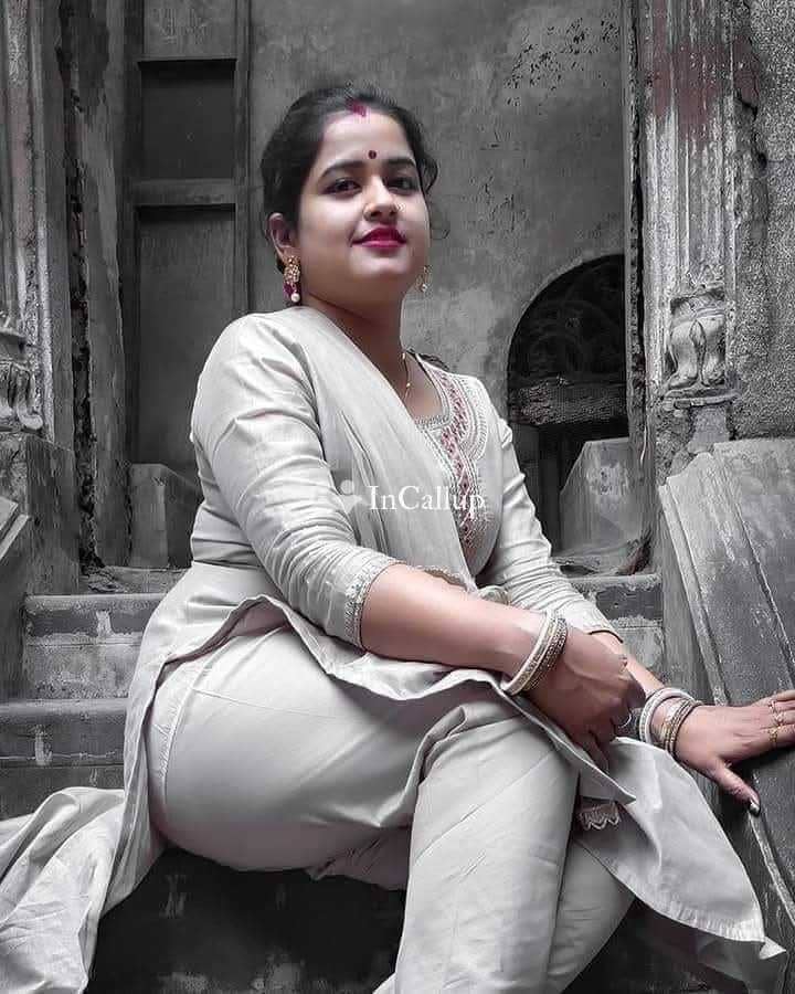 exclusive available for girlfriend experience located in mumbai charming black eyes and black hair - Call Girls in Mumbai