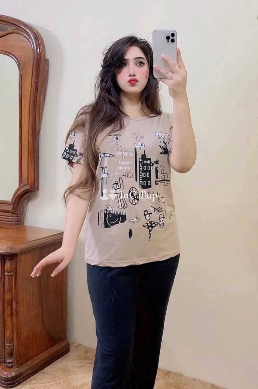 delightful black eyes and brown hair known for being energetic available for business trip service - Call Girls in Mumbai