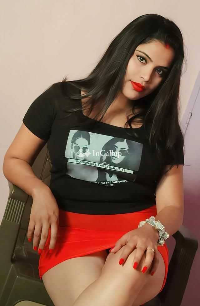 queen voluptuous with auburn hair and brown eyes known for being warm visiting prayagraj - Call Girls in Prayagraj