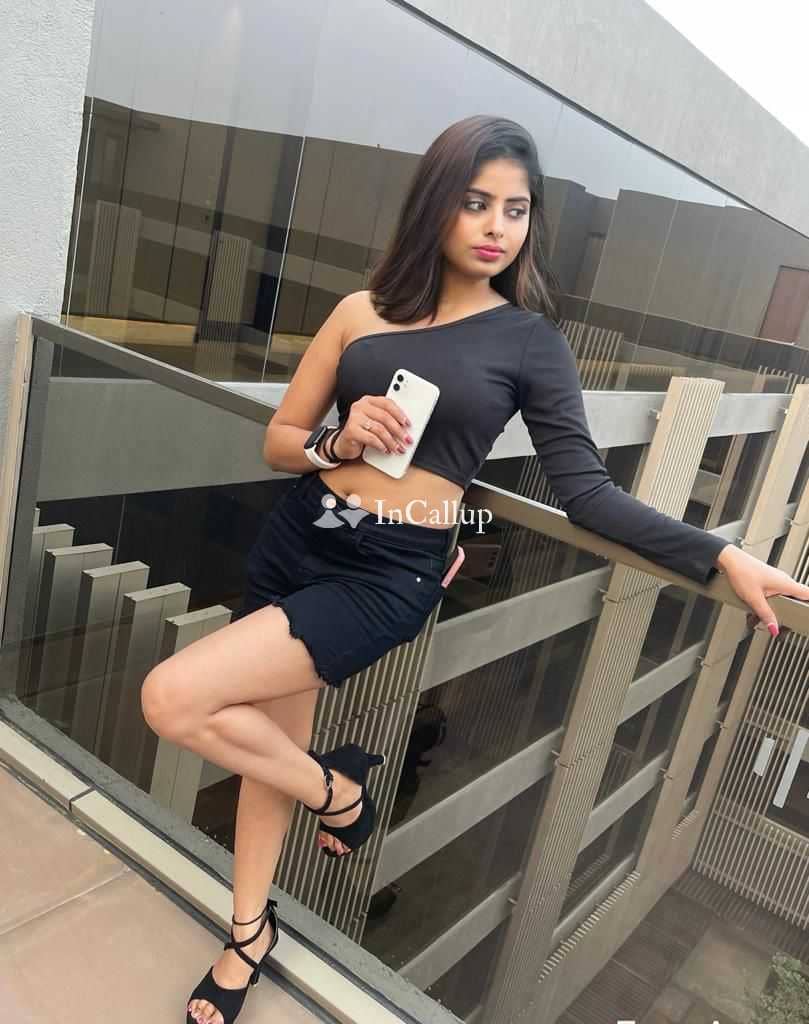 vibrant bald hair and green eyes known for being dynamic seductive available for business trip service - Call Girls in Ramgarh