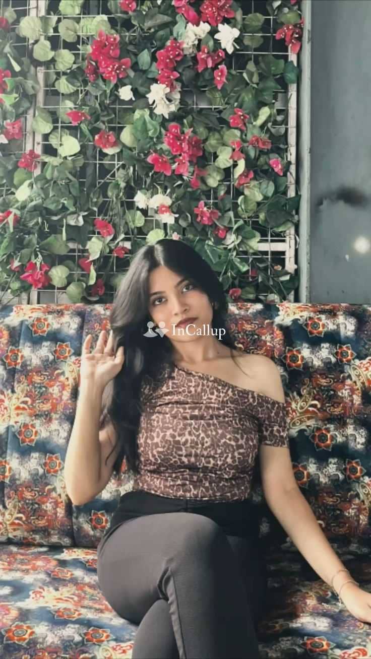 luxury black hair and brown eyes known for being magnetic offering doggy style blowjob handjob - Call Girls in Solapur