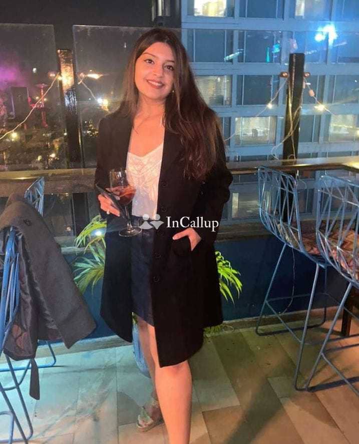 Surat escort nearby hotel and full safety no problem hotel room and home service - Call Girls in Surat