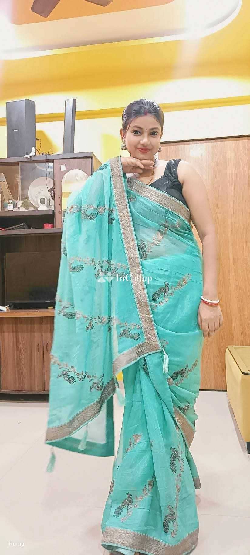 hot premium babe from akola known for being glamorous dreamy black eyes and brown hair available for home visits - Call Girls in Akola