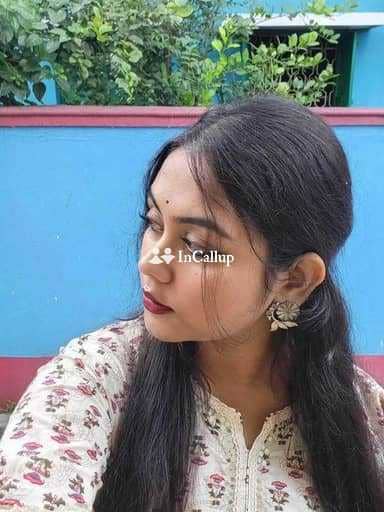 sexy girl from alipurduar gorgeous smile and auburn hair known for being confident available for incall escort - Call Girls in Alipurduar