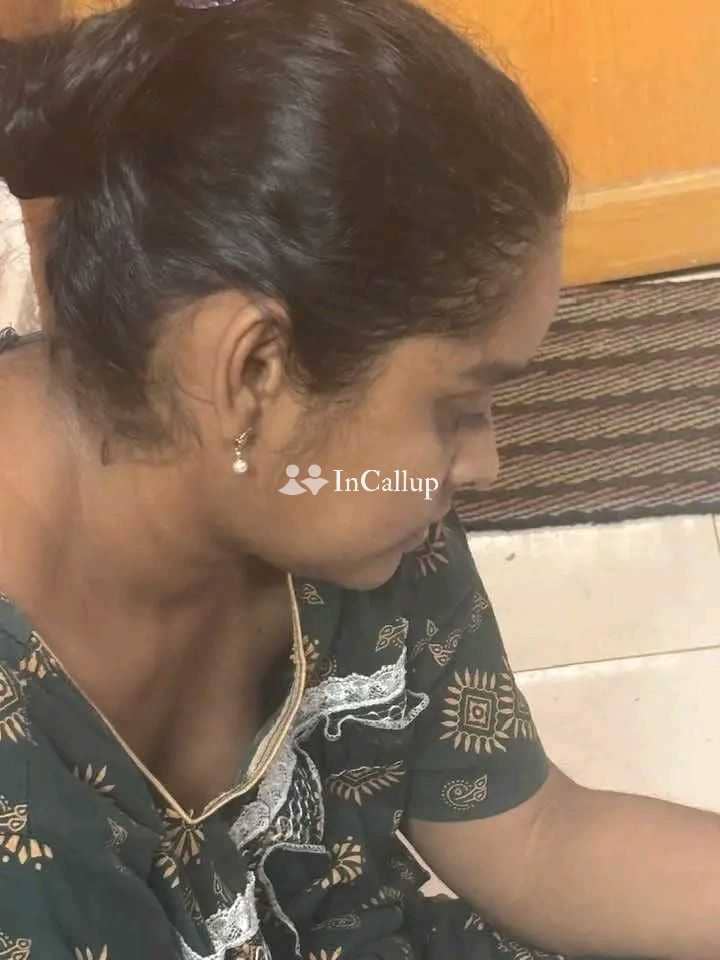 petite with black eyes and brown hair local to anantnag available for long bookings known for being seductive - Call Girls in Anantnag