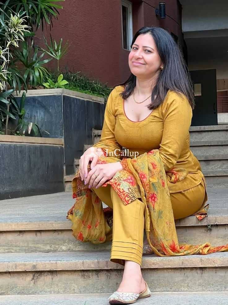 available for discreet meetings bold black hair and brown eyes discreet service in balrampur known for being caring - Call Girls in Balrampur