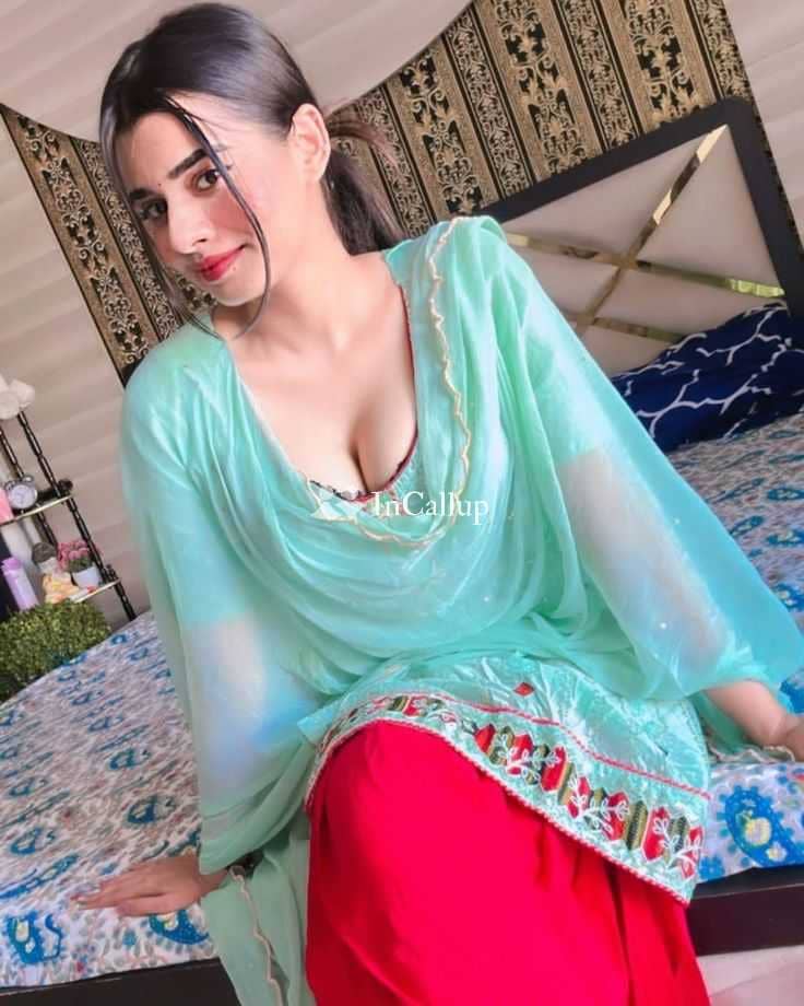 known for being enchanting available for party companion delicate black hair and brown eyes - Call Girls in Bardhaman