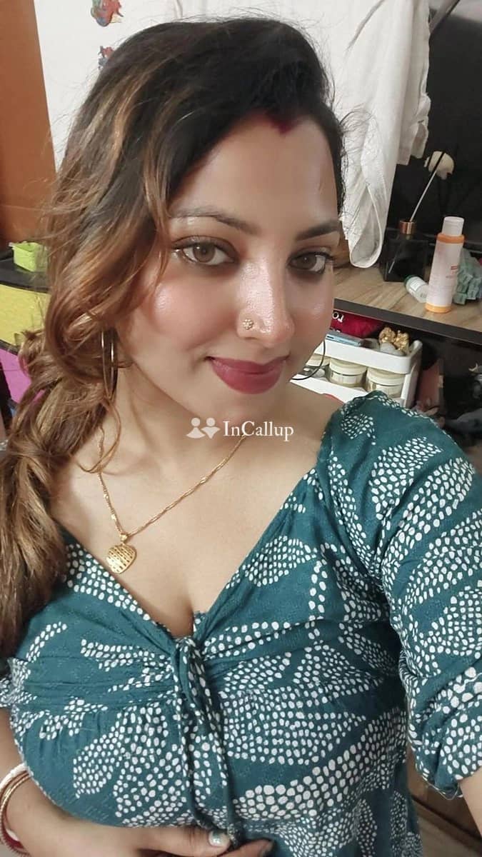 vibrant black hair and brown eyes available for girlfriend experience available now trusted reliable service - Call Girls in Howrah