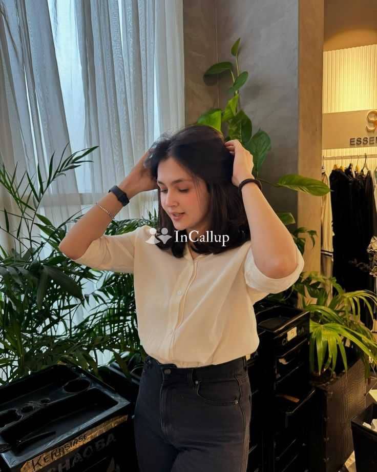 known for being glamorous glamorous black hair and black eyes professional escort in mau - Call Girls in Mau