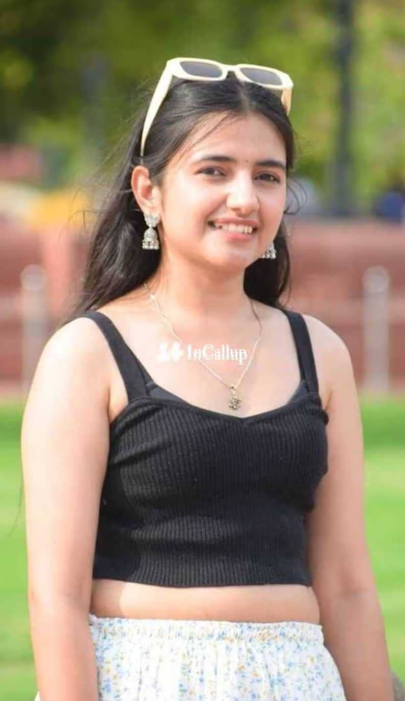 girlfriend dreamy black eyes and black hair known for being unique available now trusted reliable service - Call Girls in Patna