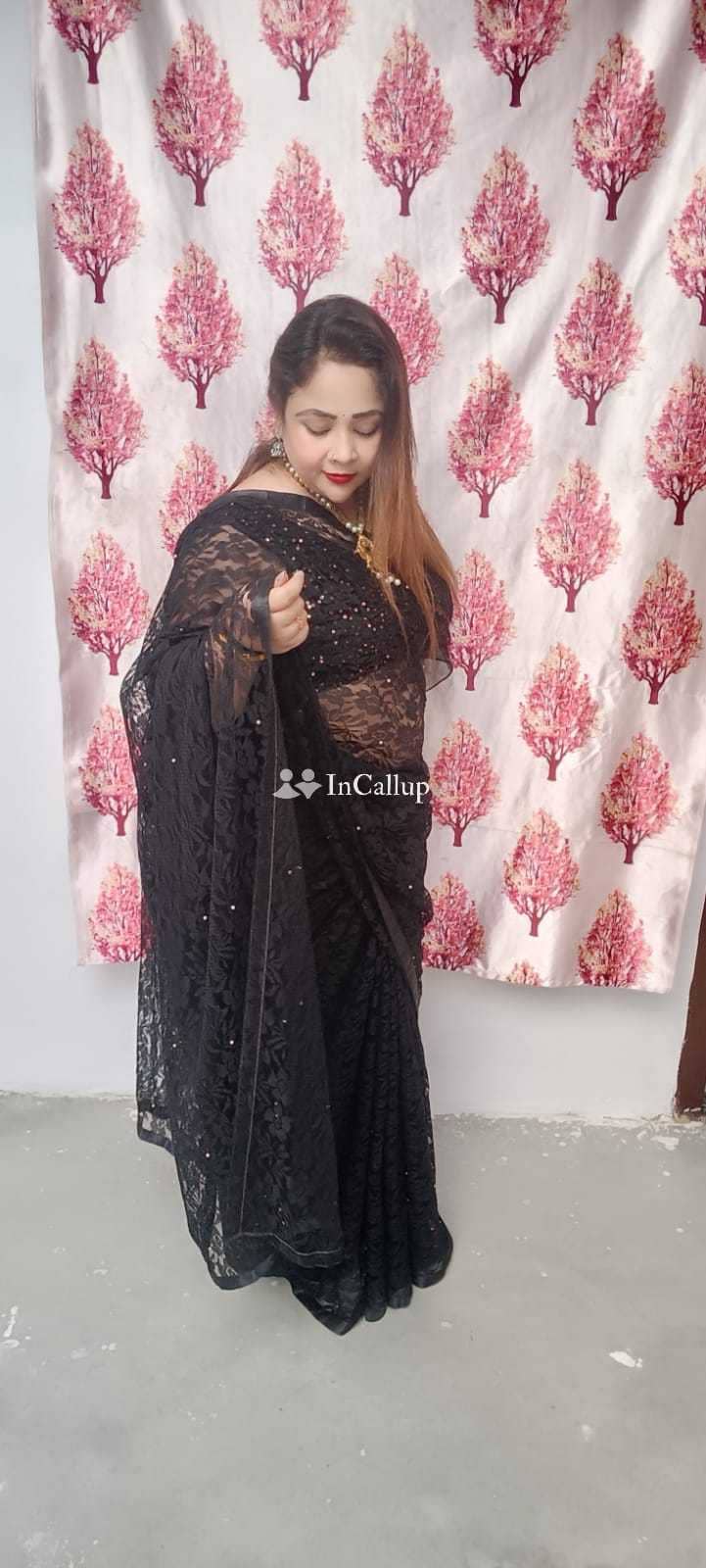 seductive brown hair and blue eyes known for being romantic available for long bookings - Call Girls in Raiganj