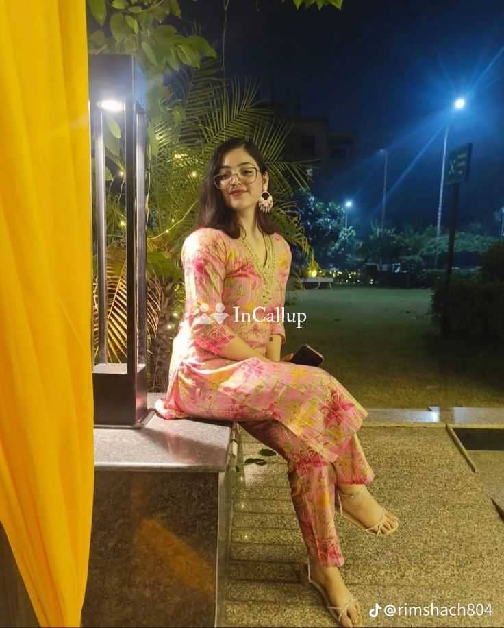 premium smooth black eyes and blue hair meet only cash payment the twenty year old call girls you desire - Call Girls in Ranchi