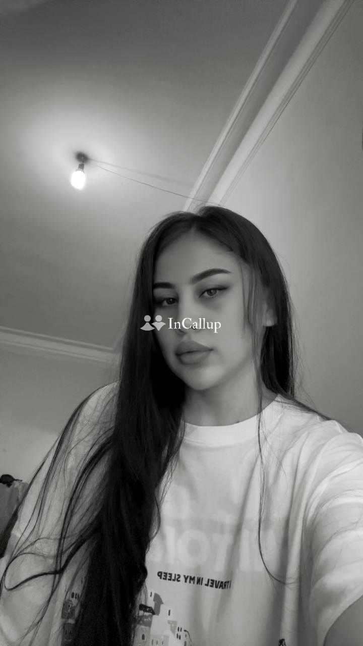 angelic auburn hair and brown eyes known for being magnetic available for weekend fun passionate - Call Girls in Serampore